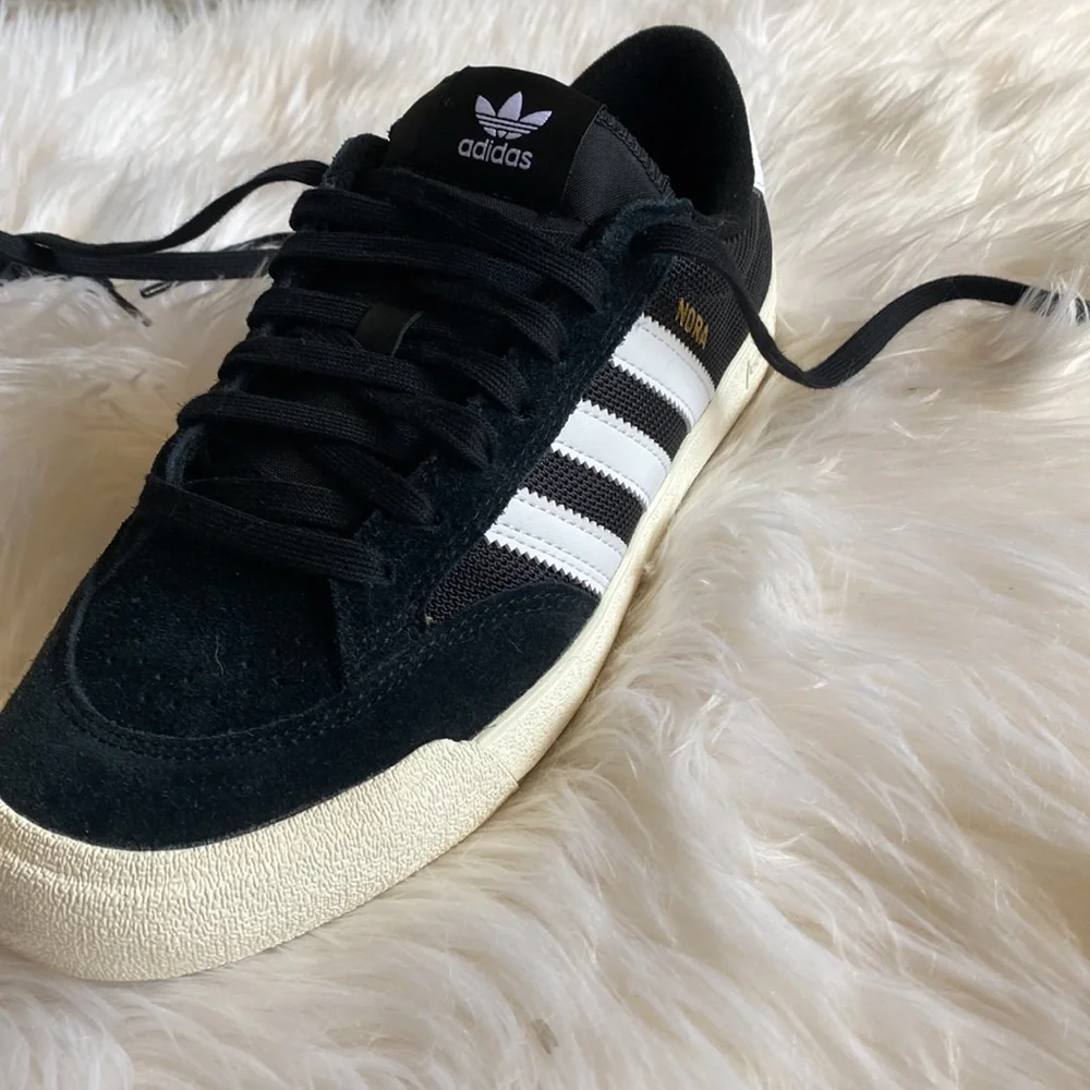 Adidas Nora black and white size 7.5 - Picture 2 of 6